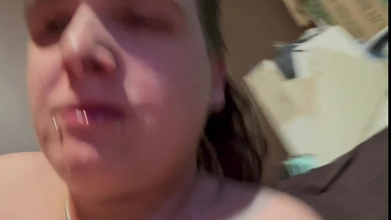 NerdyRegin: Sissy trans babe tomando masivo facial de su propio semen...