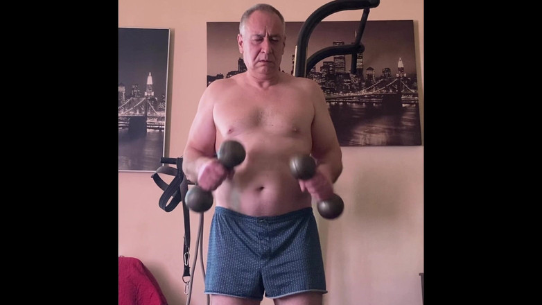 Alex Art: 熟女在锻炼后自慰