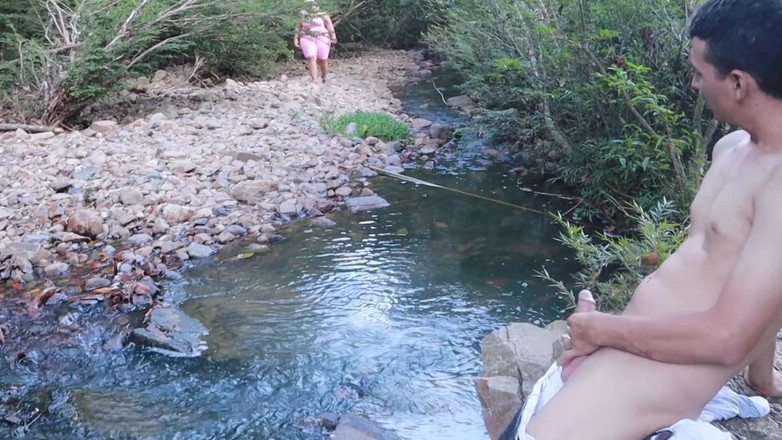 Lexly_16: Saya menghisap orang asing di luar rumah dengan pancutan mani...