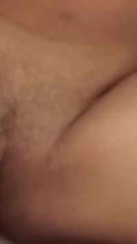 Doğal memeli ve ıslak amcıklı bu seksi esmerin yüzüne boşalmak için sabırsızlanıyorum