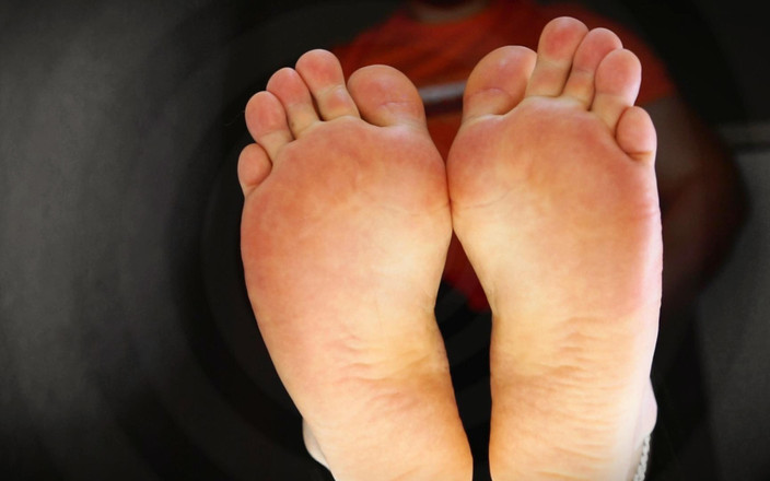 CashmasterAngel: Terus gooning ke kakiku