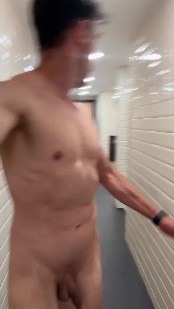 Paul Williams: Un naded marche dans des toilettes publiques