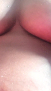 Massageando meus peitos pequenos