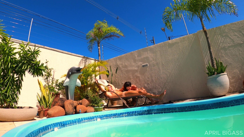 April BigAss: Giornata in Piscina E Mi Scopano Dal Mio Culo Sporco...