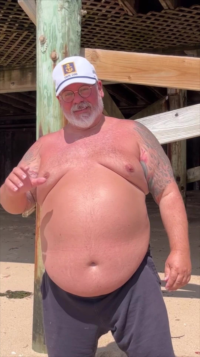 Hand-Free-Daddy-Chub: Naken knubbig dansande björn på nära håll fri orgasm
