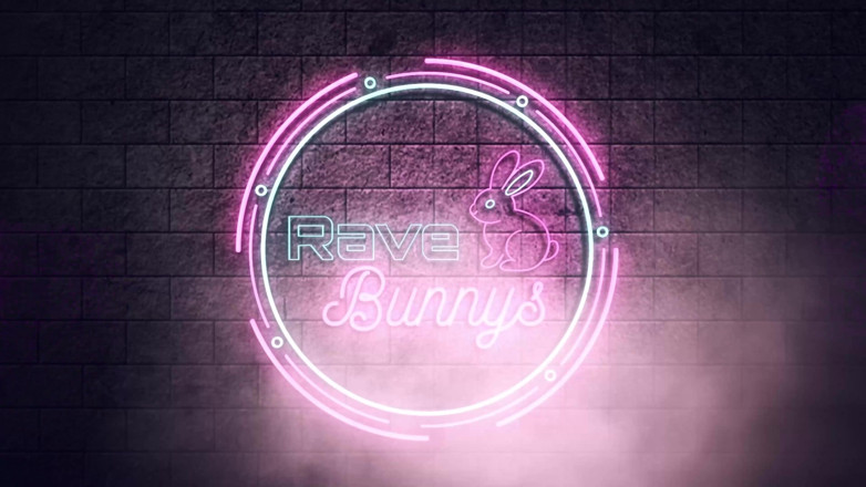 Rave Bunnys: Christina Sage salta como uma coelhinha em uma sessão de...
