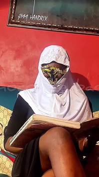 Madame en hijab nouvellement mariée sexy est trop excitée en pensant à sa liaison avec son demi-frère le soir avant son mariage !