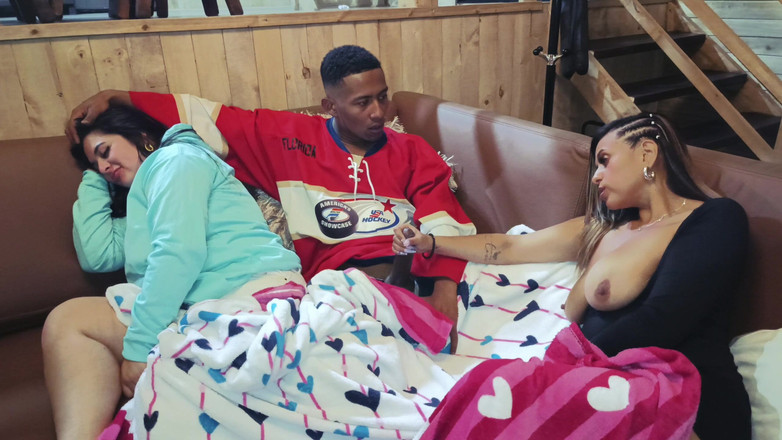 Rioc69: Kawan isteri saya melawat kami dan mengongkeknya semasa dia menonton...