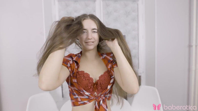 Baberotica: Mara Giri мастурбирует для нас и показывает свою мясистую киску с полными губами