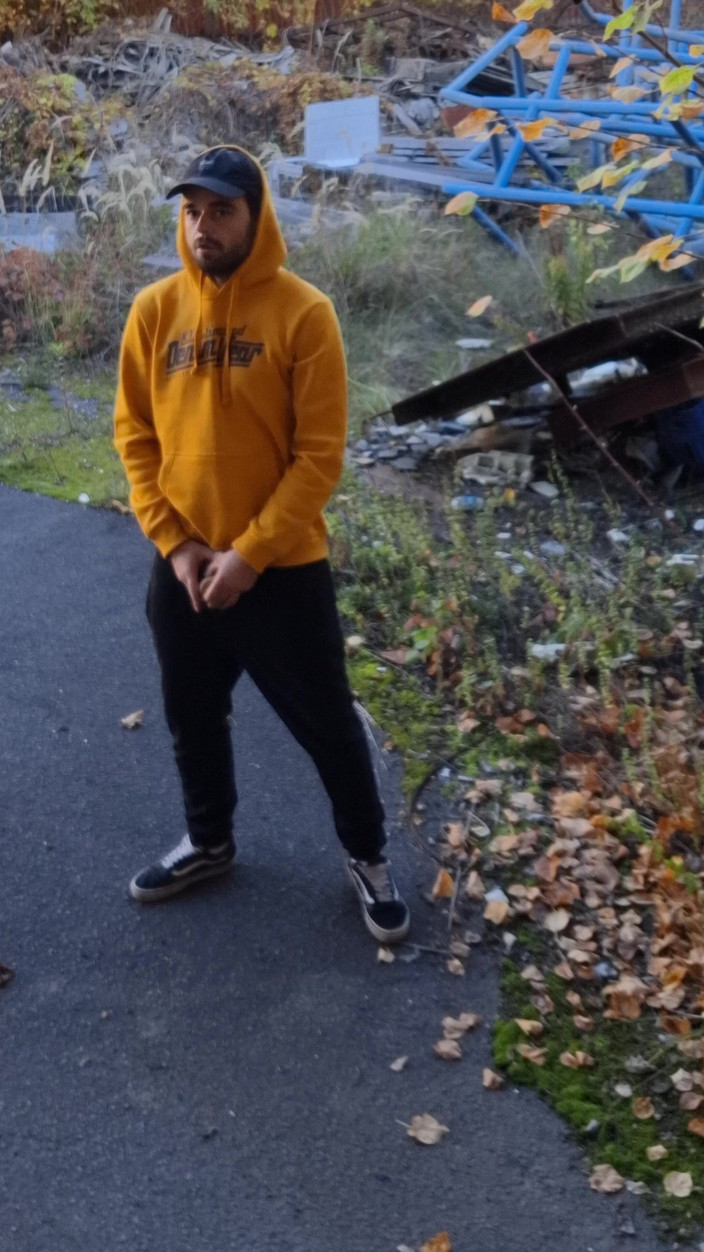 jerkofflover: 버려진 공장 야외와 홀 내부에서 자위 행위