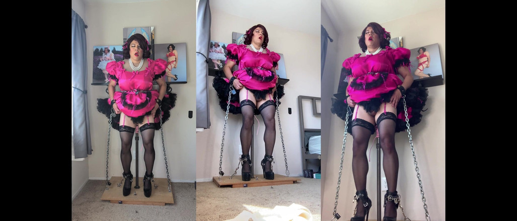 Sissy Candy: Růžová Sissy služka Candy je uzamčena na svém dildo standu...