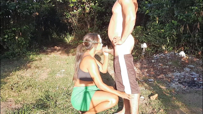 Novinha Insaciavel: Bastard mě vzal do lesa a snědl mi zadek