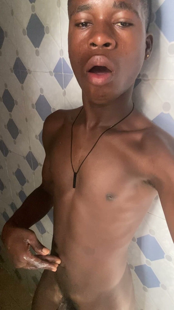 Smallmighty: Playing with My Belly Button