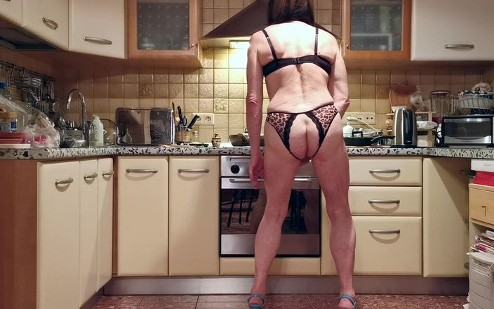 Sissy Cummy Lingerie: Naylon kadın kılıklı sürtük Michelle geç akşam yemeği pişiriyor