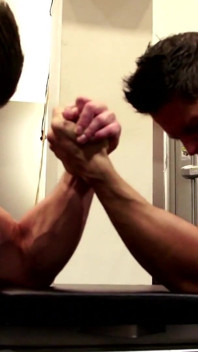 Amateur fitnessjongens arm worstelen in de sportschool