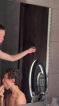 Harryjen, sexe anal gay amateur sans capote dans la salle de bain avec éjac