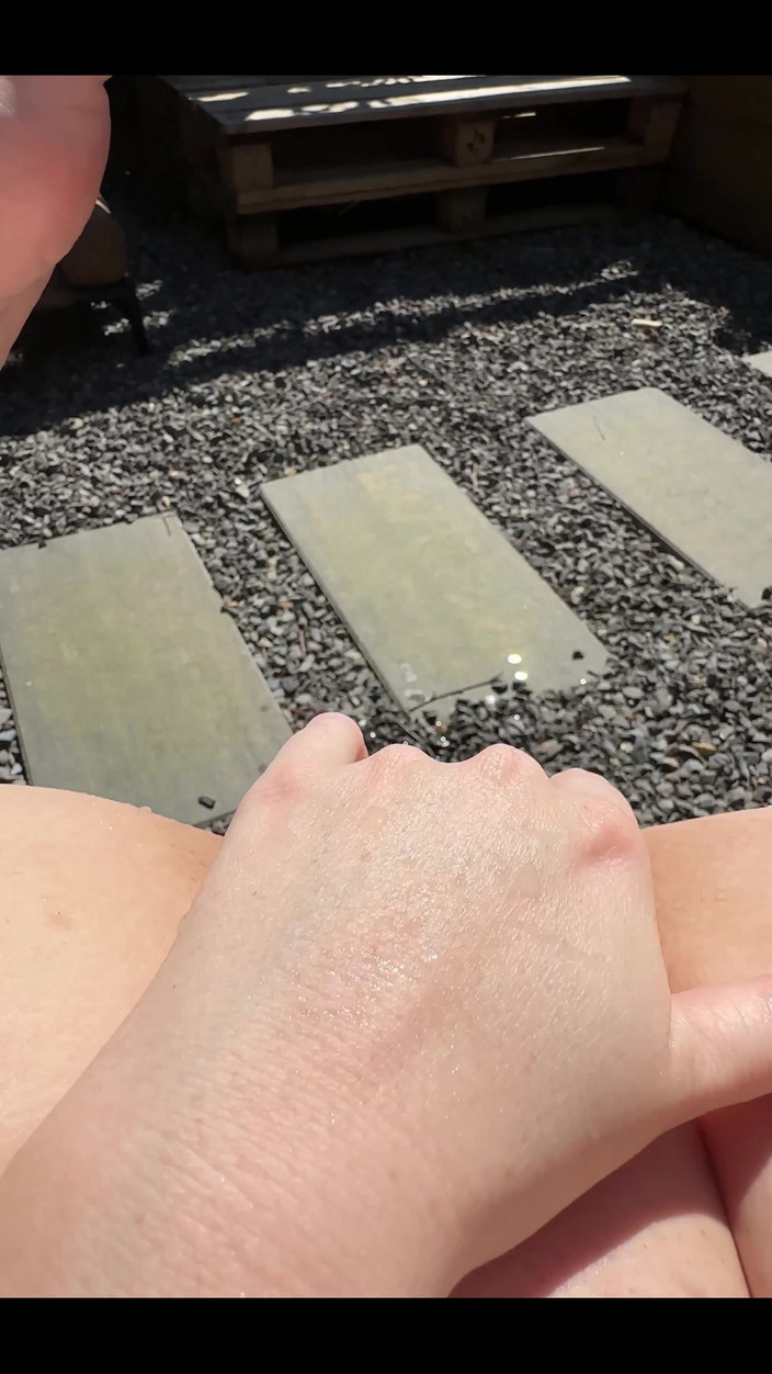 Naughty Mila: Überall in meinem garten pissen