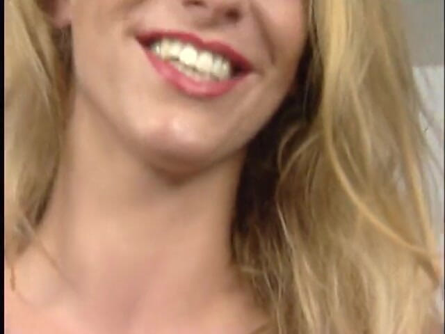 Lucky Wankerz: Super-blondine masturbiert mit dildo