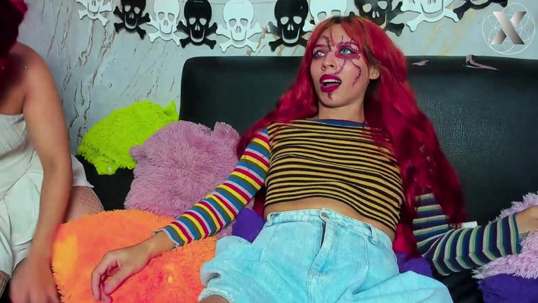 Lesbian Friends: Deux petits renards qui partagent du jus !