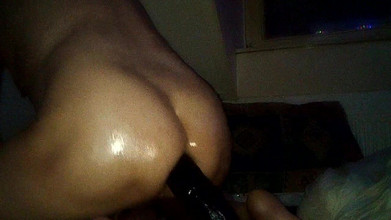 Baandert: Sissy rider en stor svart dildo.