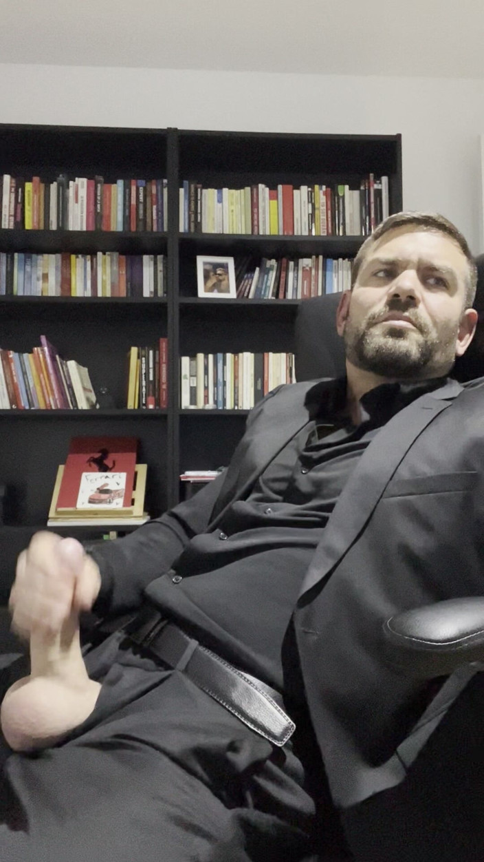 Juan Lucho Gay: Snygg Kille Onanerar I Kostym