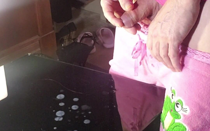 Daphne Desire: Sissy in Calze a Rete Rosa Geme Mentre Sgocciola Il...