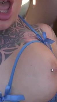 Curvă matură sexy tatuată futută în grup de o hoardă de pule - băi în șarjă de spermă