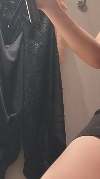 性感的黑发女郎在更衣室里