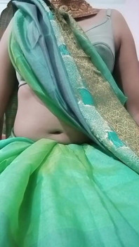 Travestito indiano con culo gaurisissy sprecato e gioca con le sue grandi tette in blue Saree vero sesso fatto in casa