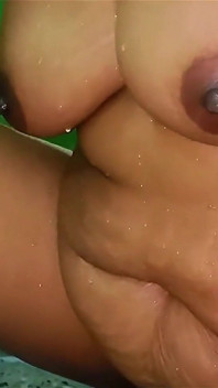 Ammu steht nach einem bad, mit Wasser tropft aus kopf und muschi