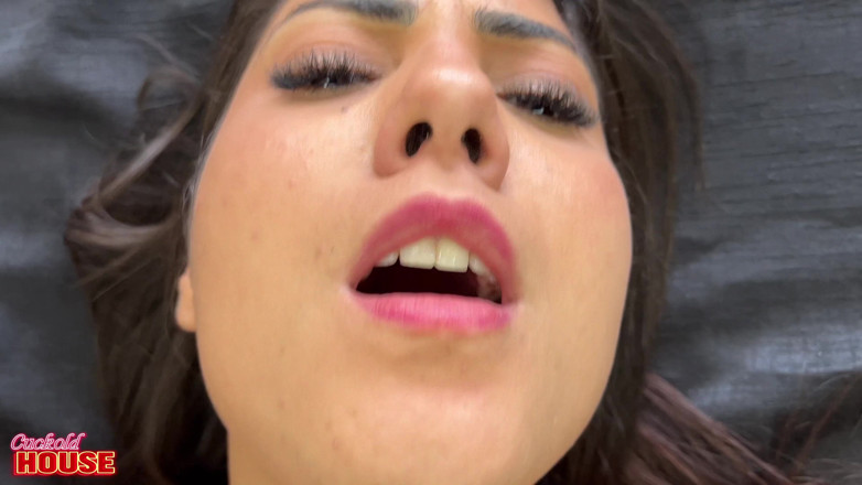 CuckoldHouse: Tato sexy brunetka poskytla plný servis a dokonce nechala chlapa...