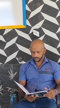 Vyučující přijímá pokročilá opatření k základnímu vzdělávání v životě studentek