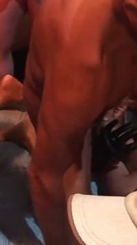 Loira gata esticada em orgia gangbang selvagem