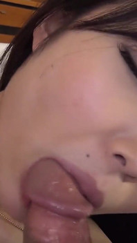 Jap v kalhotkách scéna 2_brunette japonské teen Megumi Shino si užívá creampie ve své chlupaté kundičce