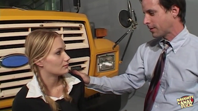 Naughty anal fuck: 两个幸运的成熟男人狠狠地干了一个绿色女孩的嘴巴、阴户和菊花并射精