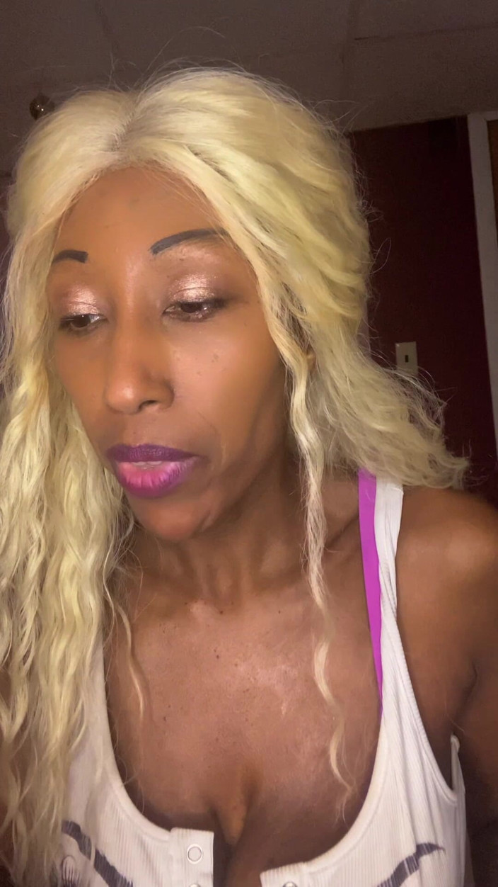 Tatiannasweets: Loira chupa pau/vibrador melhor do que outras meninas?