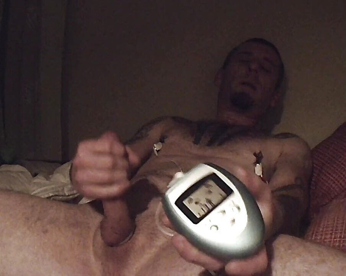 Finger82: Мастурбація і електрошок сосків