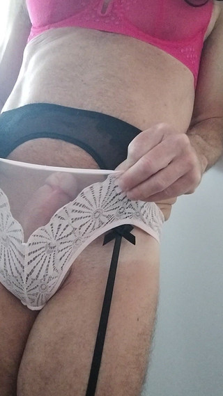 dragontrainer5: Transvestiten-striptease für neues rosa höschen und bh