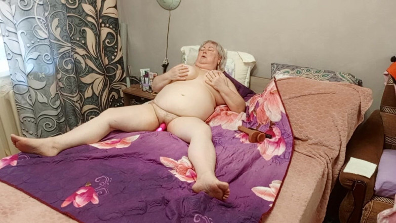 Zona901: Girlfriend Masturbates Her Juicy Pussy with Vibrators