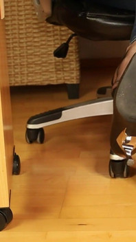Black Rht Nylons 그리고 하이힐 - 쪼이는 청바지를 입은 슬로우 풋플레이