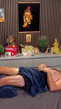 Ragazzo etero sexy riceve una masturbazione dal massaggiatore