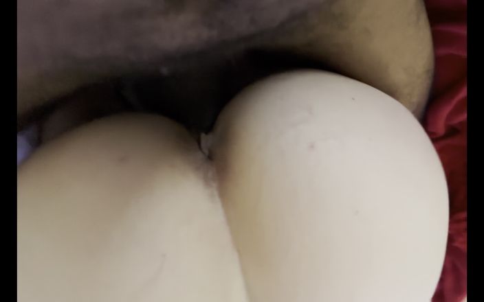 ScarletXoXo: Réel, une fille timide me laisse utiliser sa chatte et...