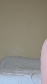 Tante seksi dengan lingerie merah lagi asik masturbasi intens