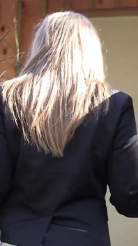 La rubia de 19 años Jess hace su primer casting porno