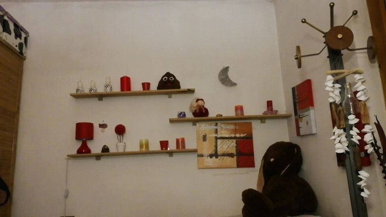 Nicoletta Embassi: Video kostum ketiak berpeluh