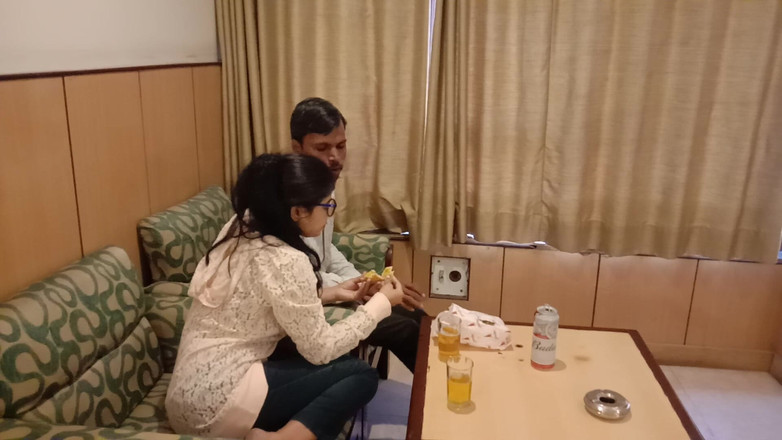 Hindi-Sex: 热辣的印度女孩骑乘她男朋友的鸡巴