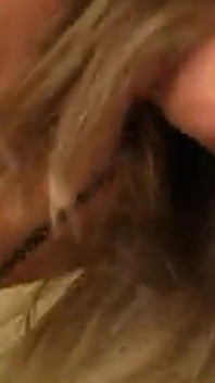 Extra nadržená blondýnka šokována ptákem u gloryhole