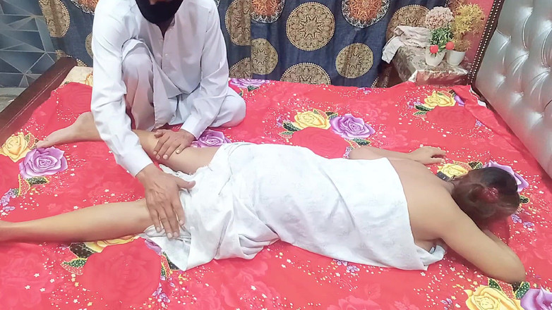 MehwishButt: Індійська мамка дезі викликала масажиста на масаж, а масажист трахнув її індійську дезі бхабхі Кі Чудай Малаш Валі Най Чут