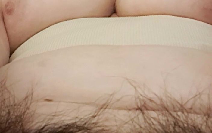 Mommy big hairy pussy: Membuka shell si cewek nakal dengan memek berbulu ini