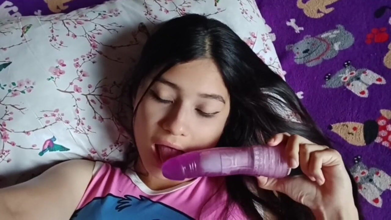 Yuli and tony: Une jeune avocate se masturbe dans le lit de son...